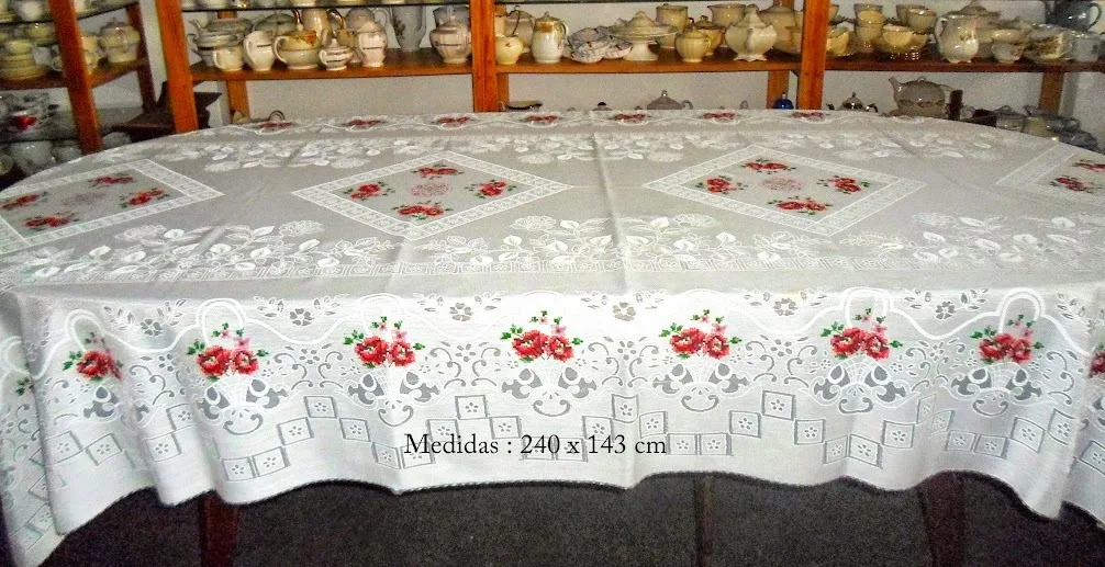 MANTEL CALADO "FLORES ROJAS" 2.40 X 1.43 MT