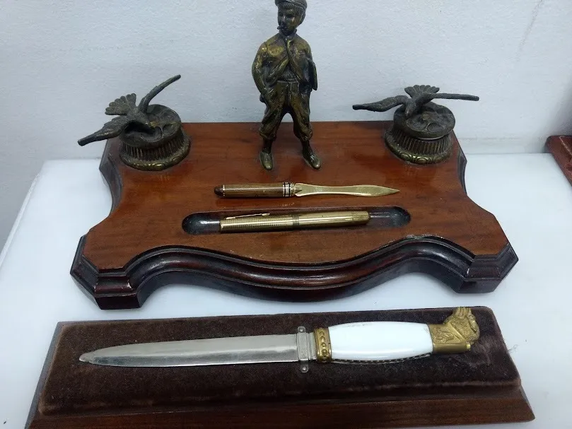 ESCRIBANIA MADERA LUSTRADA CON FIGURA  MUCHACHO