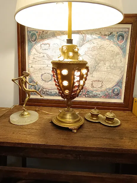 LAMPARA BASE DE BRONCE CON LUZ INTERIOR Y CRISTALES  "LBC"