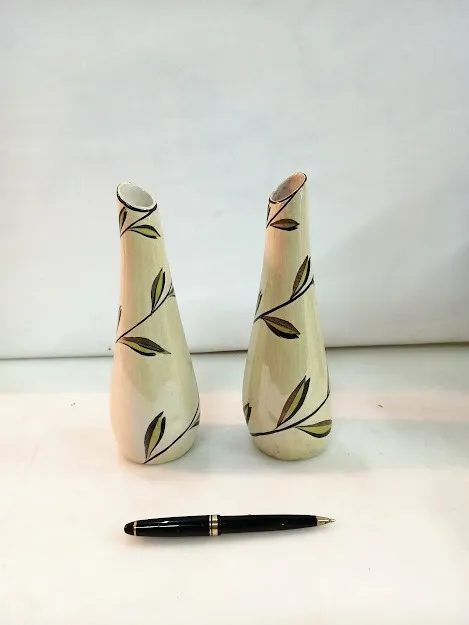 FLORERO CERAMICA  CON  DETALLE DE HOJAS  (12 CM)