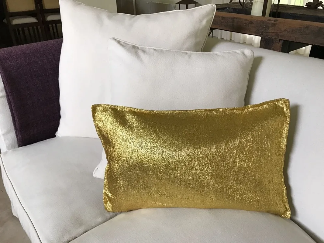 ALMOHADON BRILLO ORO INTENSO RECTANGULAR 50X30-  COD. BOI