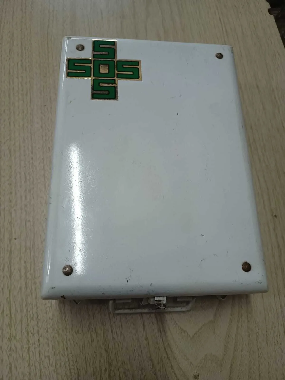 BOTIQUIN METALICO S.O.S  25 X 18 CM 