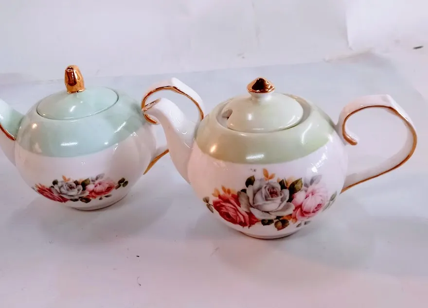 MINI TETERA PORCELANA VINTAGE  VERDE PASTEL
