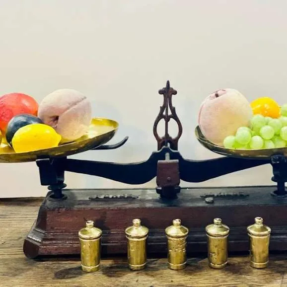 BALANZA  DE BRONCE CON 2 PLATILLOS  DE BRONCE 