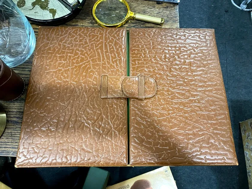 ESCRIBANIA DE CUERO CROCO 30 X 40 CM