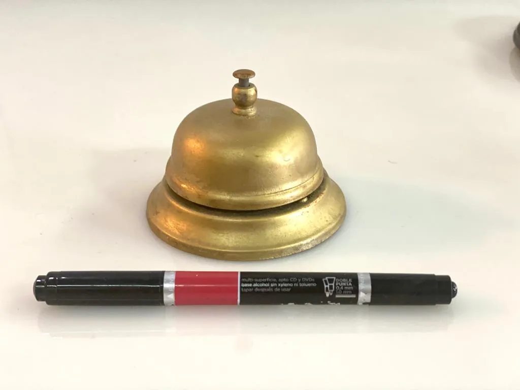 TIMBRE DE HOTEL DORADO  LISO  diam 8 CM                                                                                           