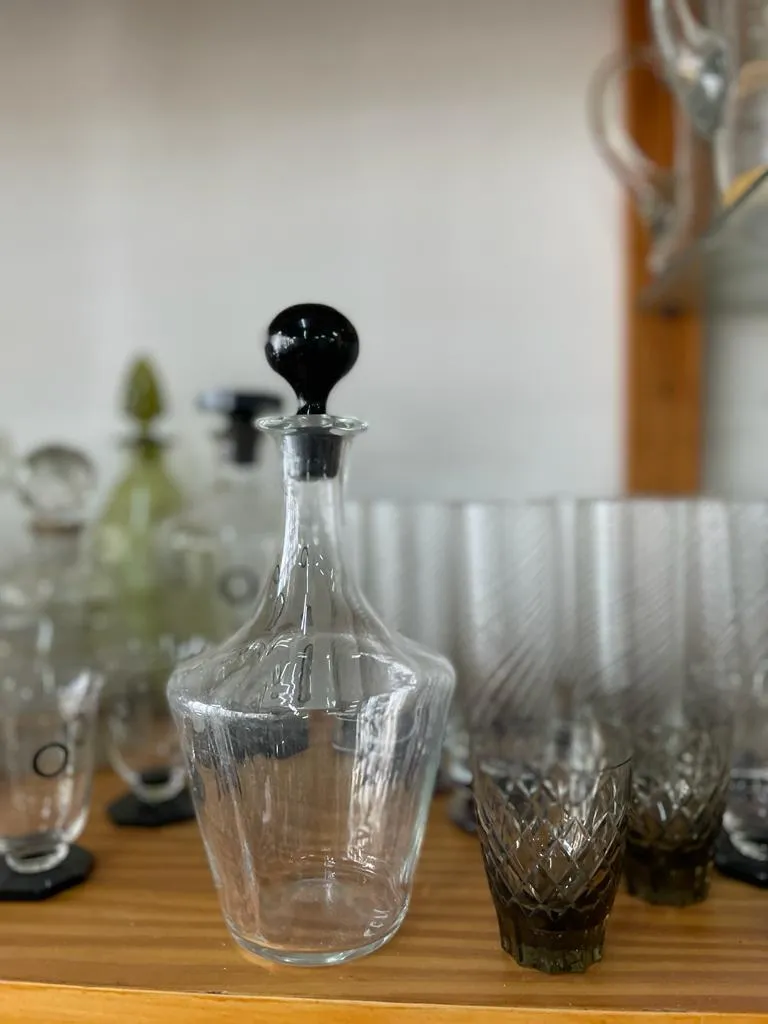 LICORERA CRISTAL LISO CON TAPON NEGRA  " LCN" ALT 26 CM.