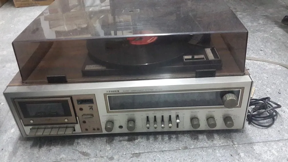 BANDEJA TOCADISCO  FISHER CON TAPA ACRILICO -Largo 37cm, Alt25 cm, Ancho55cm