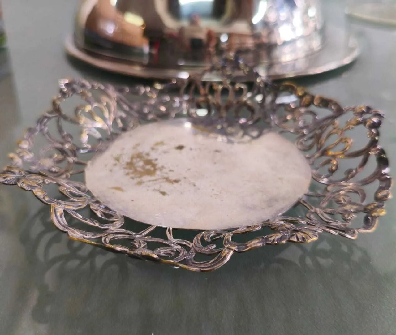 CENTRO  DE PLATA  ANTIQUE CALADO  CON BASE 3 PERLAS " CPAC15" : Diam  15 cm,Alto 2 cm  