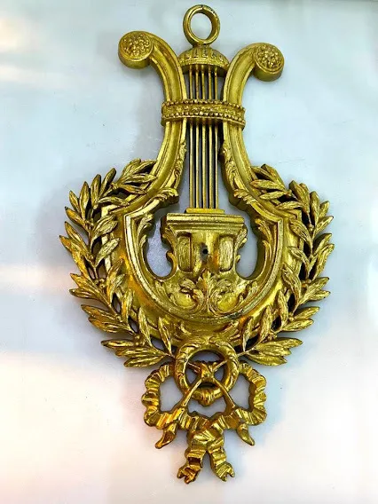 ADORNO LIRA DORADA  A LA HOJA 42 X 25 CM