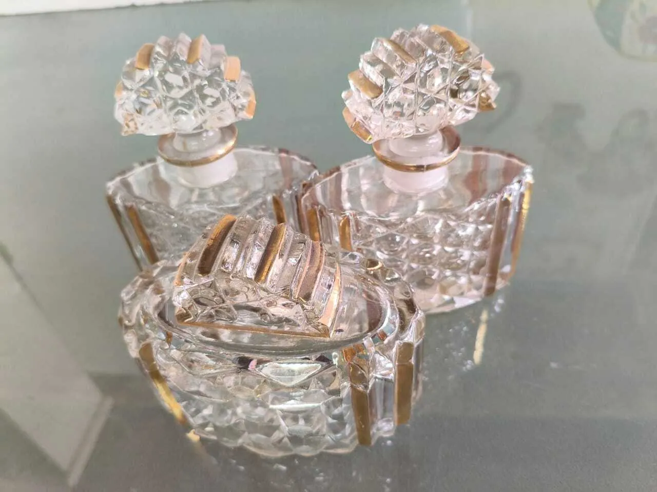 ANTIGUOS  PERFUMEROS  FACETADOS CRISTAL Y ORO   