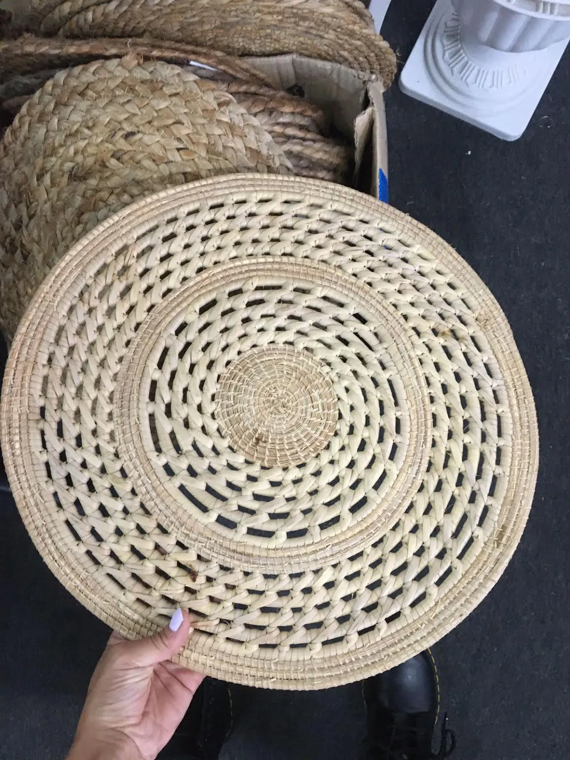 BANDEJA DE YUTE Y PALMA CON DISEÑO DE CIRCULOS DIAM 38 CM