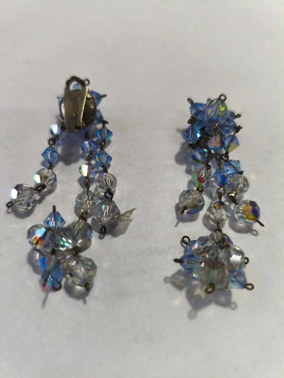 PAR DE PENDIENTES/AROS  EN CRISTAL DE ROCA LIGHT BLUE.
