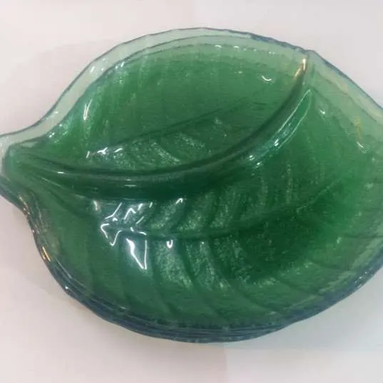 BANDEJA  HOJA  CHICO  VIDRIO VERDE  29 X 22 CM
