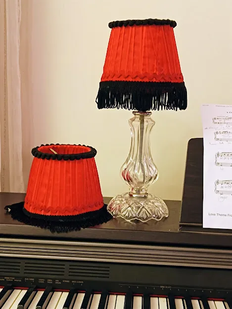 VELADOR "CABARET" PIE CRISTAL C/ PANTALLA ROJA Y FLECOS 20 CM