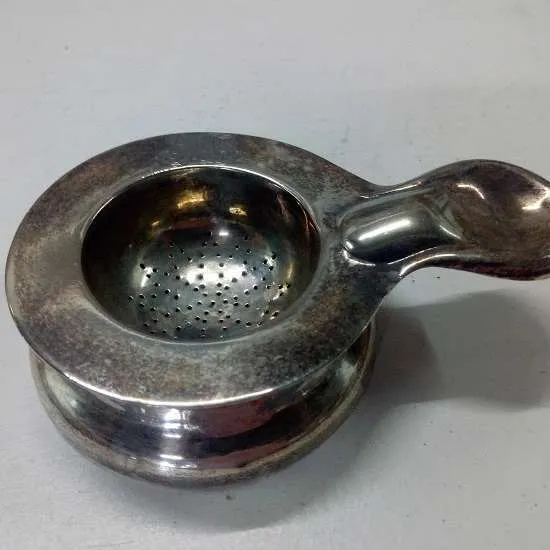 COLADOR DE TÉ  PLATA ANTIGUO CON  BASE 