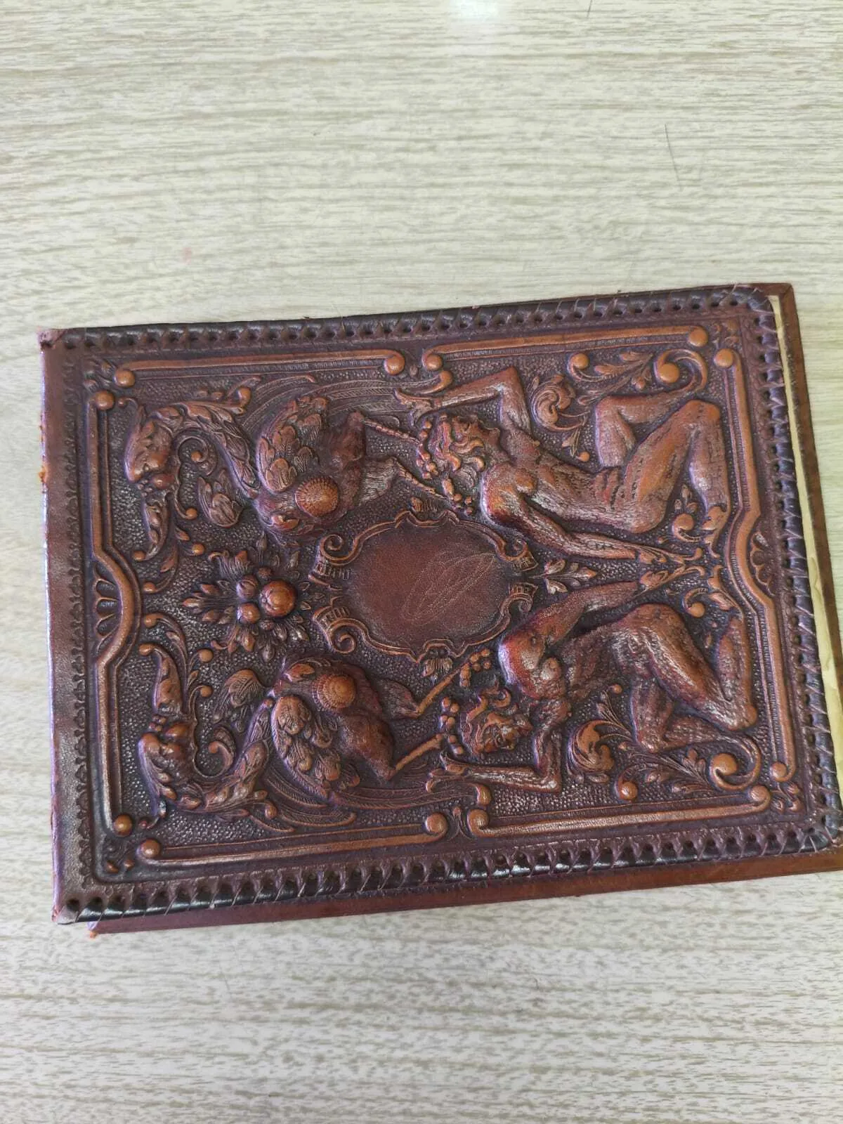 AGENDA  CUERO REPUJADO HERCULES   24 X 18 CM 