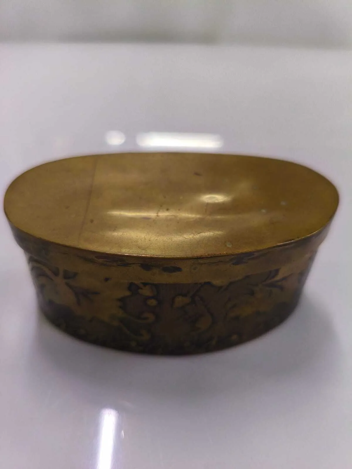 CAJA OVAL DE METAL DORADO  CON OJAS  "COMDO"  9 X 5 X 5 CM