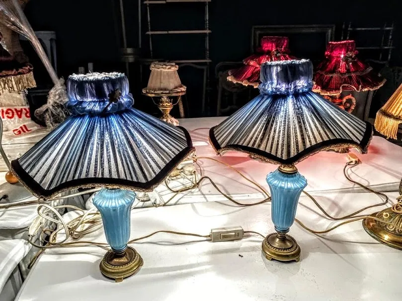 VELADOR VIDRIO CELESTE  PANTALLA CELESTE PLISADA