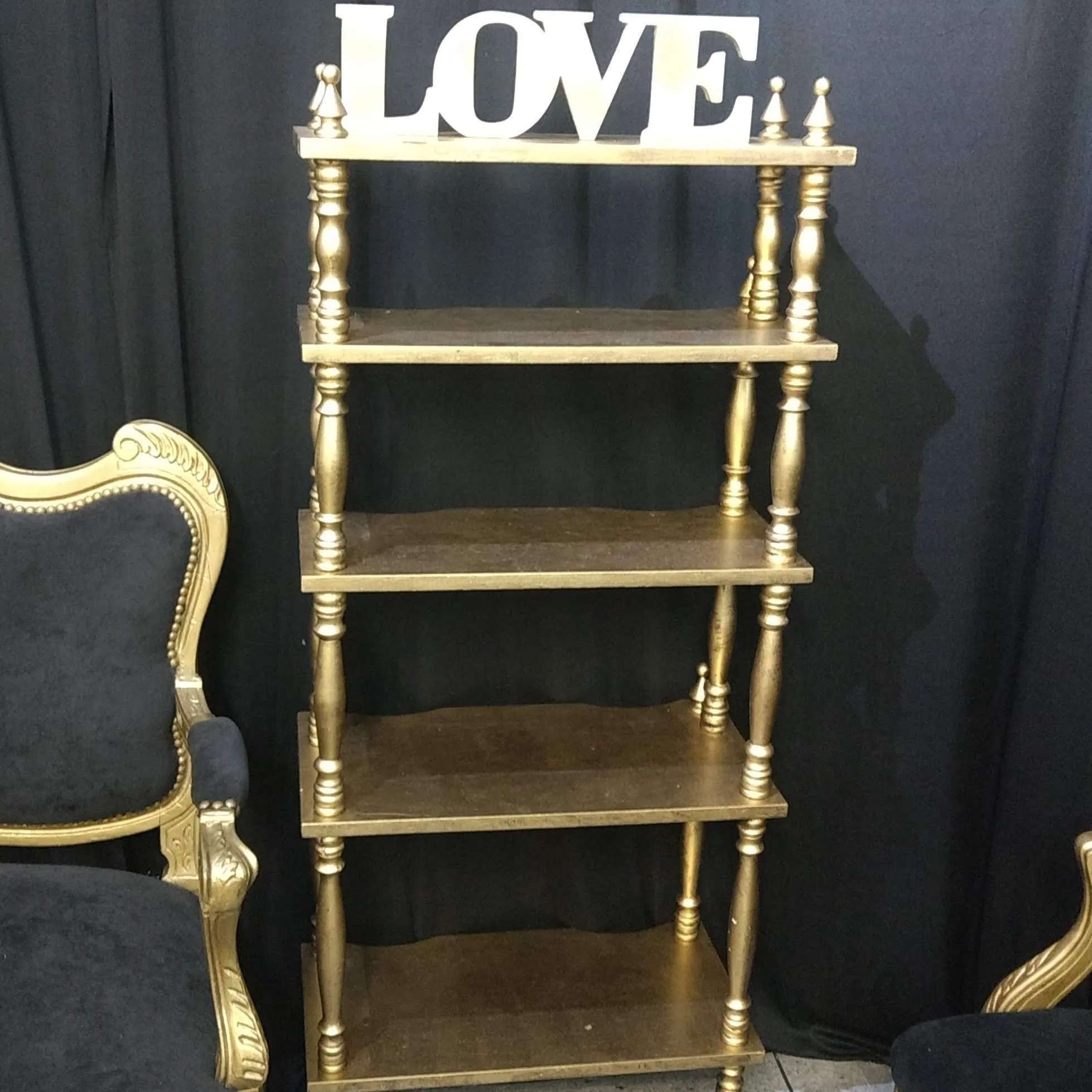 Estanteria dorada Versalles 5 estantes. Medidas: 1.35x0.55 x0.27 mt