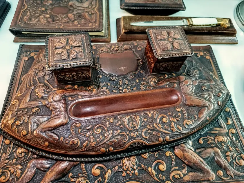 ESCRIBANIA LIBRO CUERO REPUJADO  HERCULES  45 X  23 CM  