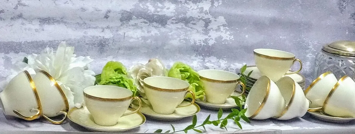 TAZA DE TE  BAVARIA SELLO ROJO  BORDE ORO 