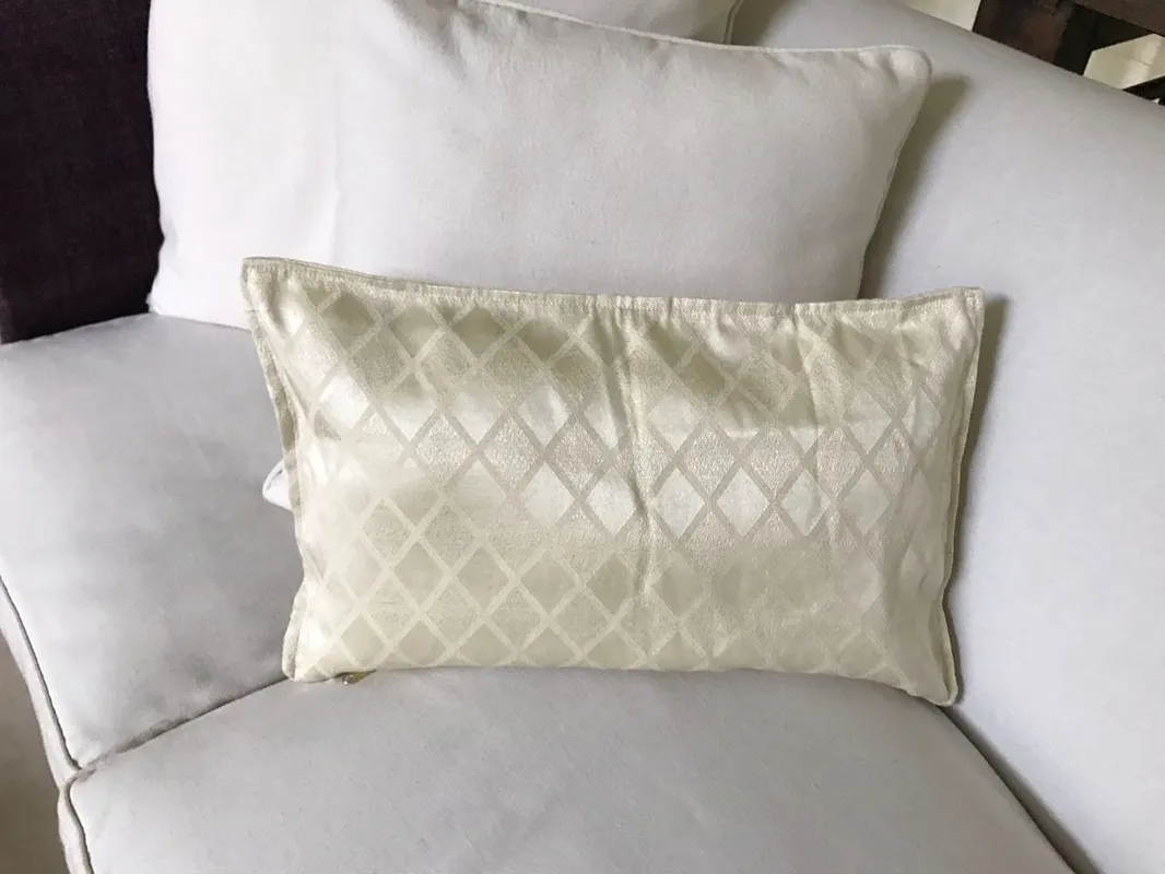 ALMOHADON ROMBO SATEN MANTECA 50X30 (RMC)