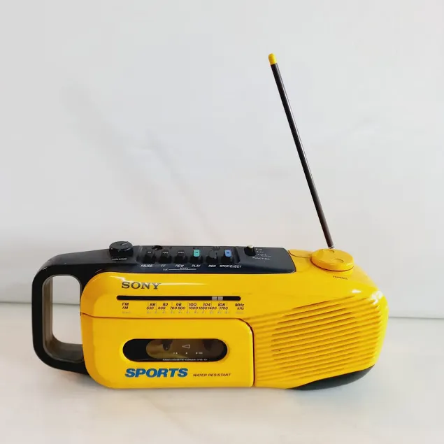  RADIO GRABADOR  SONY  AMARILLO  (40  X 15 X 9 CM Alt)