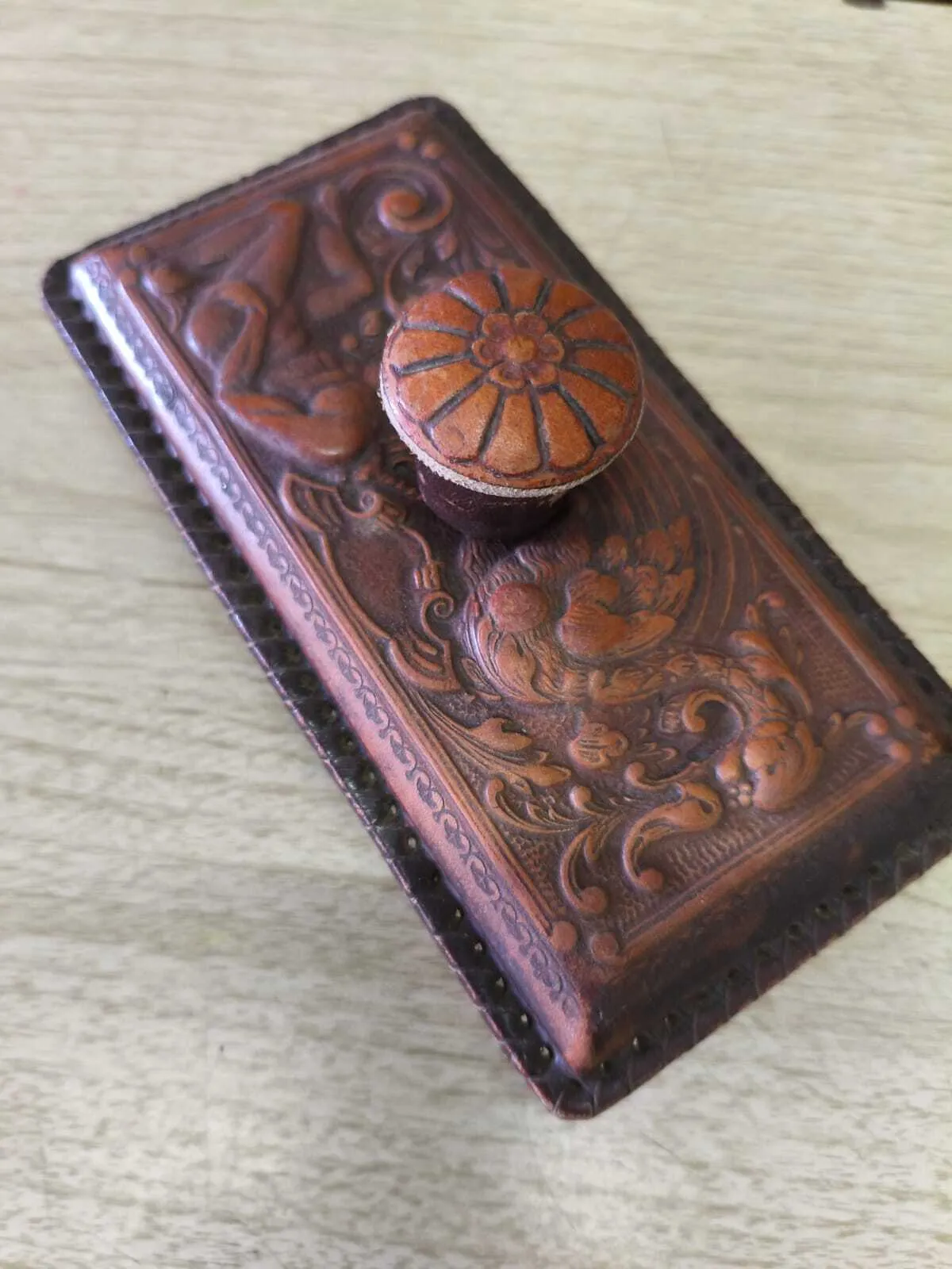 SECANTE CUERO REPUJADO HERCULES  18 X  10 CM 