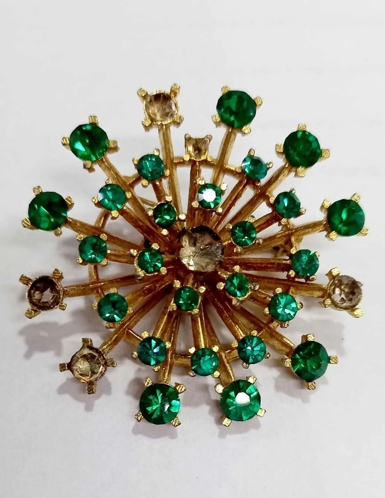 PRENDEDOR  ORO CON PIEDRAS VERDES 5 CM