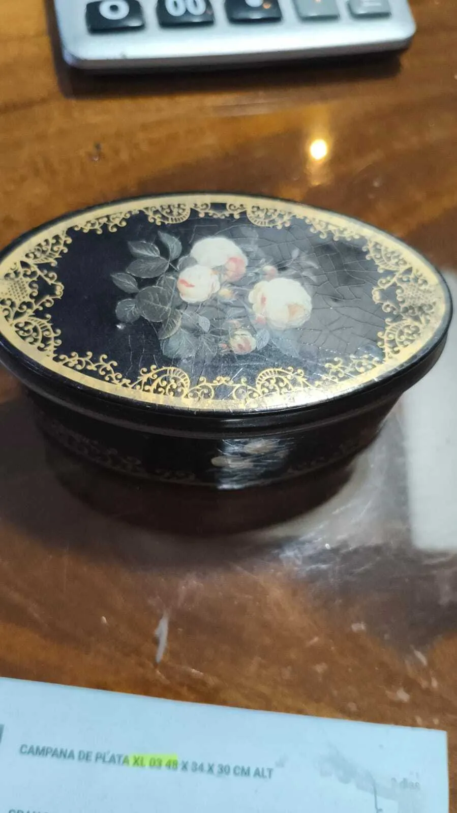 CAJA NEGRA  CON FLORES EN LA TAPA  OVAL"CNF"  11 X  6 CM  ALTO5 CM .