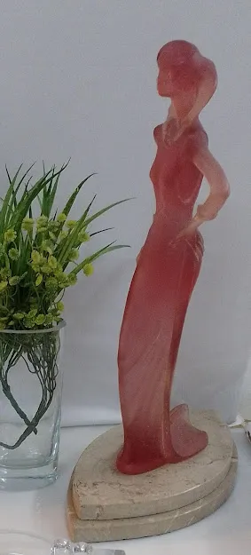 FIGURA MUJER  ROSA LALIQUE BASE MARMOL (Alt  50  x 35 x 19 cm )