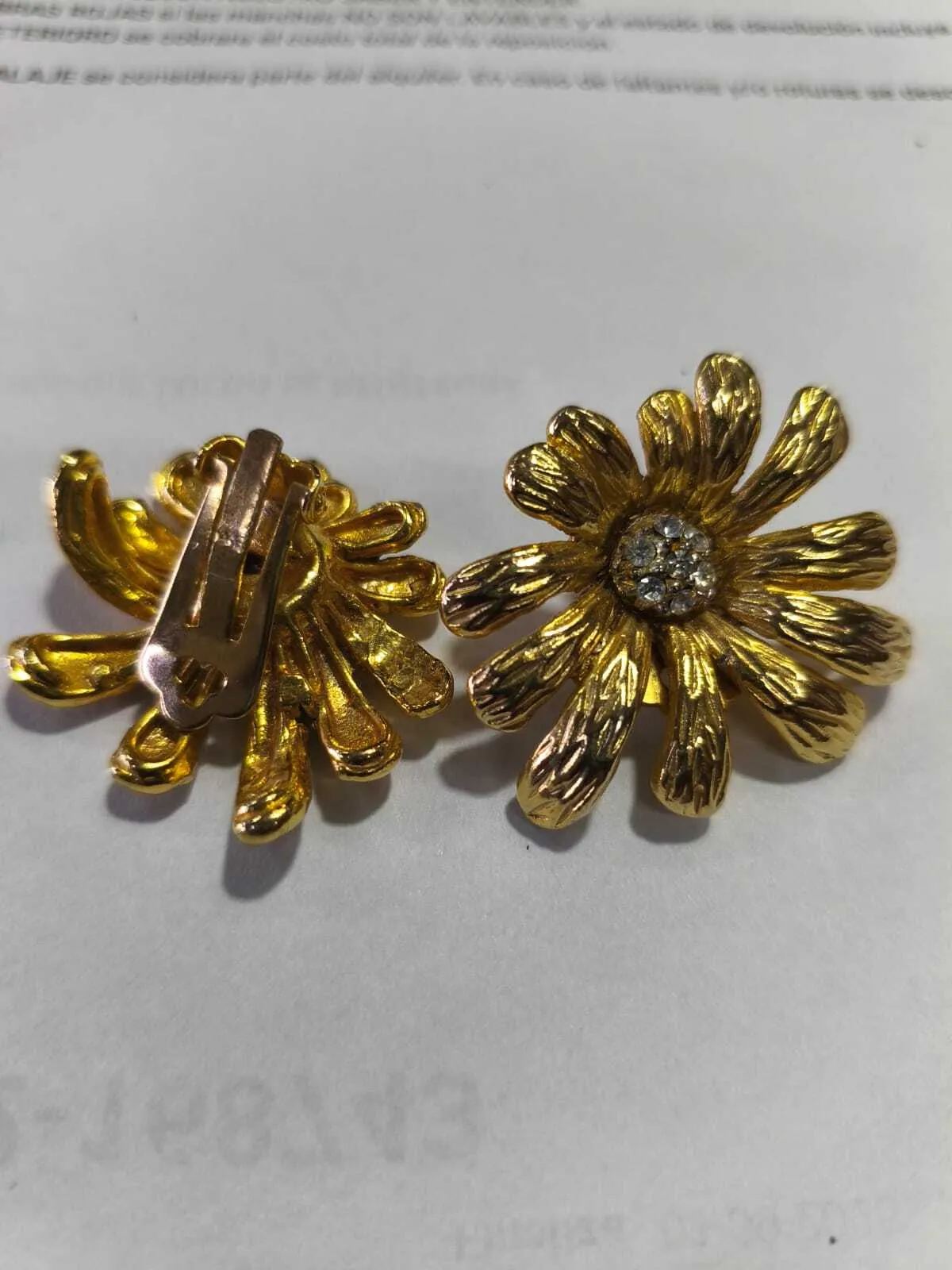 PAR DE AROS  DORADOS  FLOR 