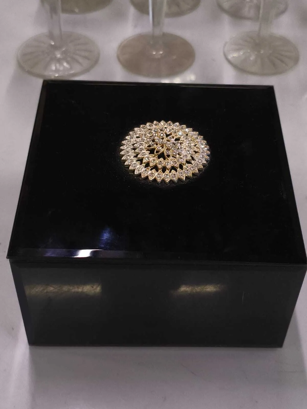 CAJA  ESPEJADA NEGRA CON  STRASS  PLATIL - "CENS"  14 X 14 X 8 CM Alt