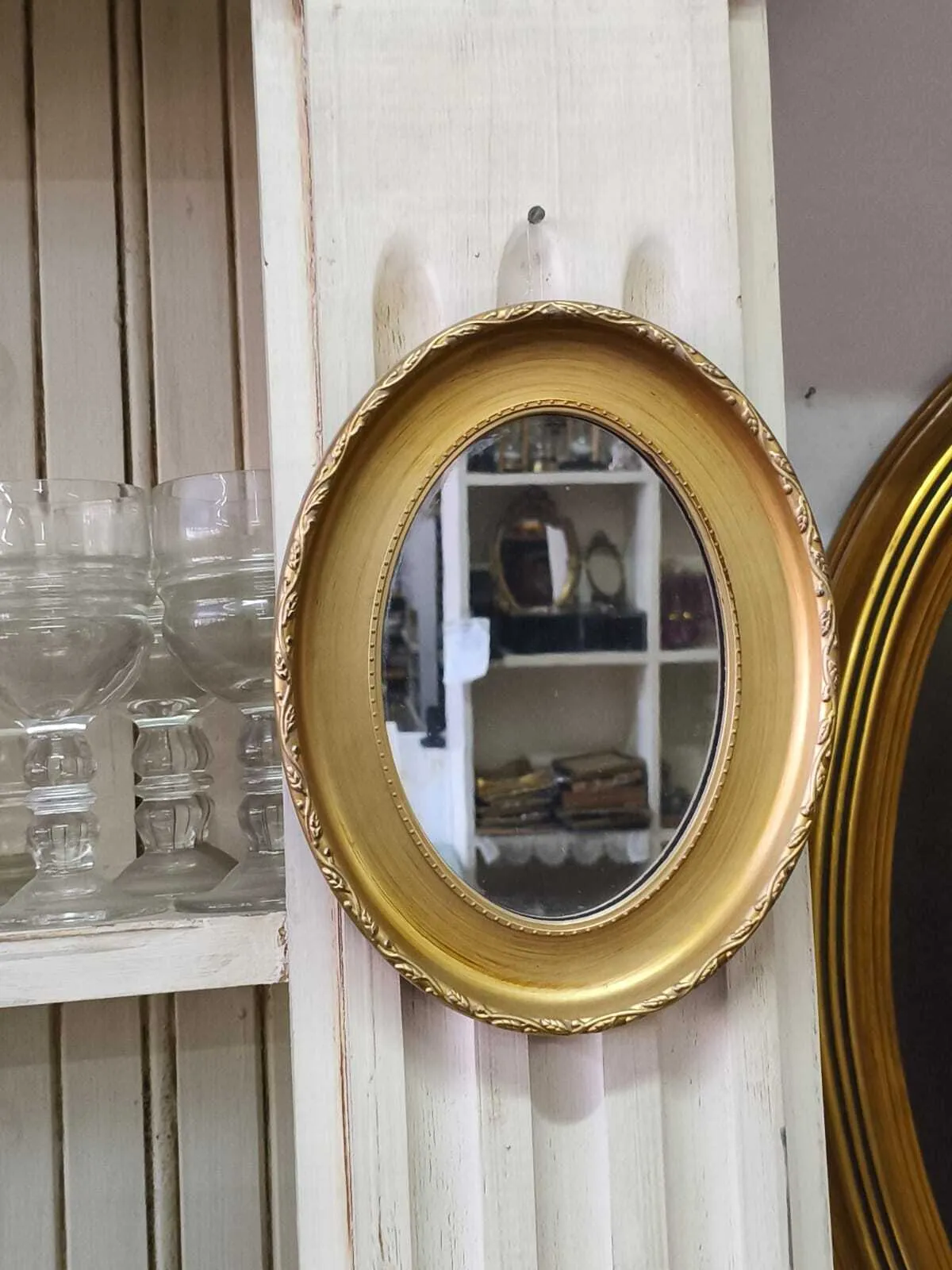 ESPEJO OVAL CHICO CON MARCO DORADO  Med:23 x  18 cm  " EP 23"