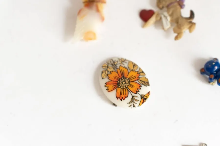 BROCHE OVAL CON APLIQUE FLOR NARANJA