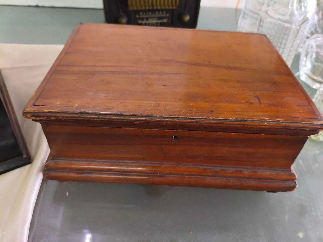 CAJA DE MADERA  30 X  21 CM  . ALTO  13 CM 