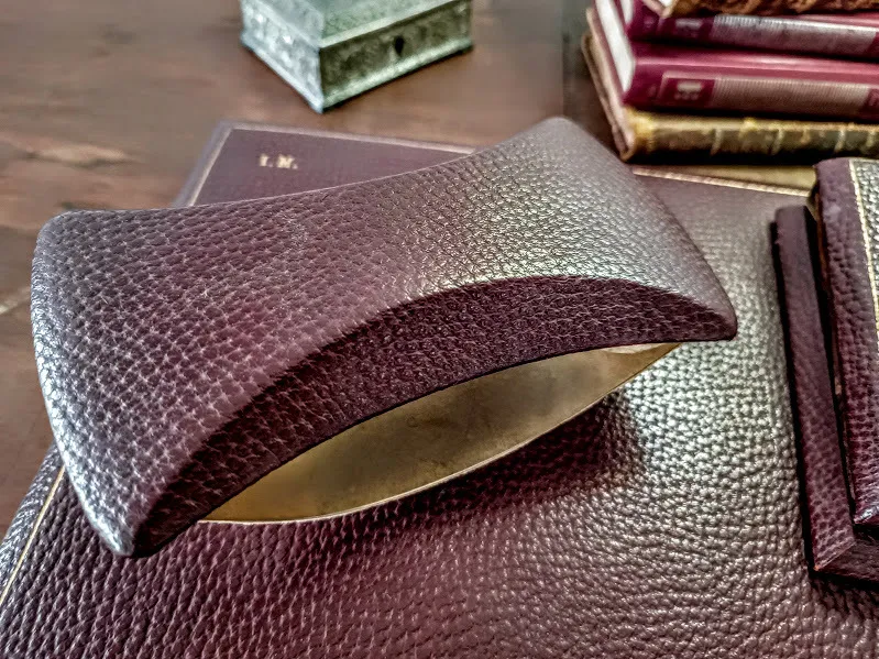 SECANTE CUERO BORDO "NEUMMAN" 18 cm