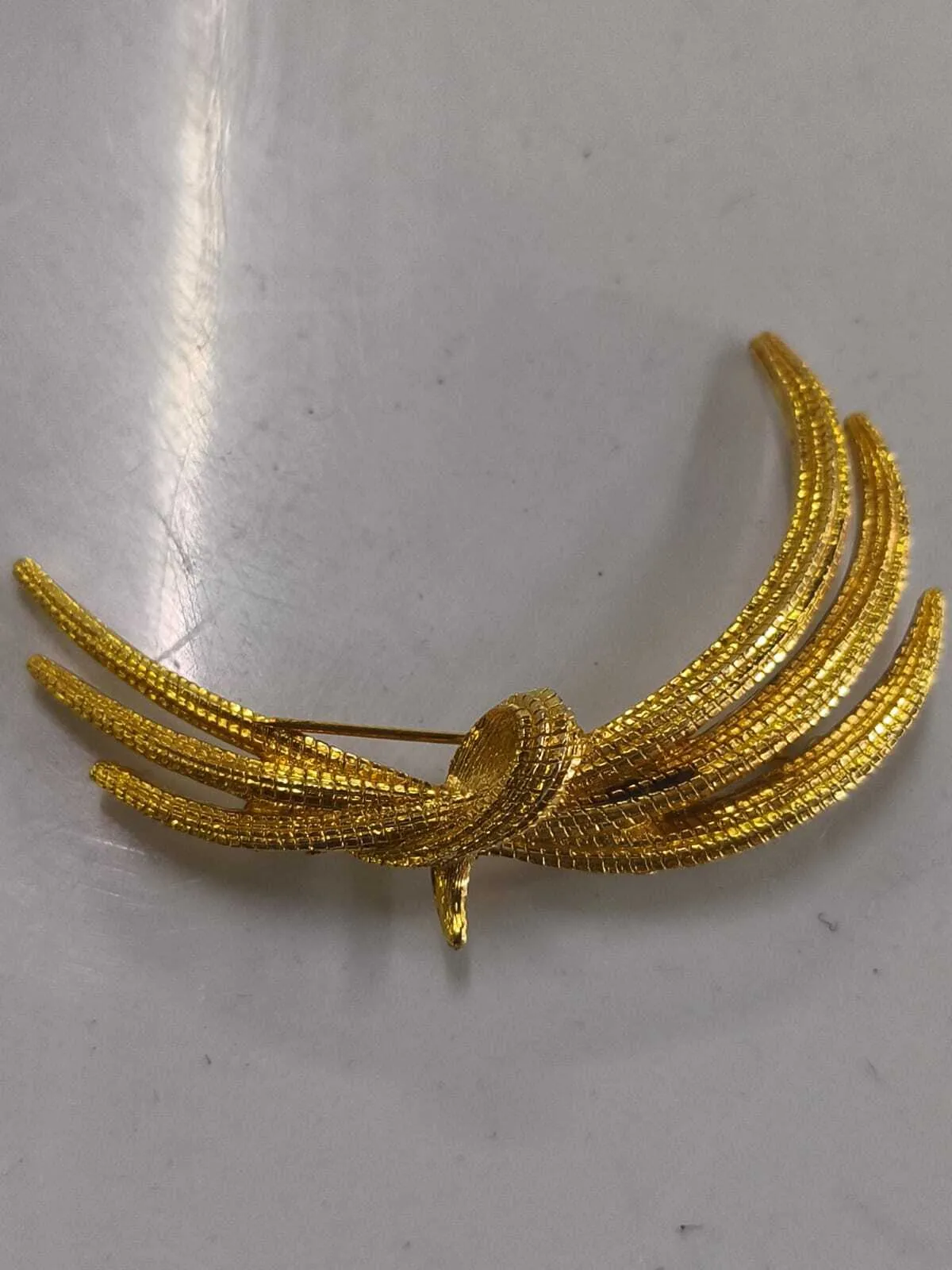 BROCHE DORADO  VINTAGE ABSTRACTA CON LAZO