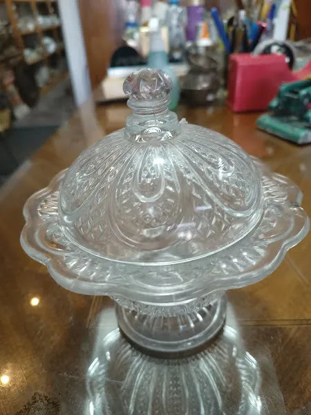 CARAMELERA CRISTAL TALLADO CON  TAPA  " VOLADOS"