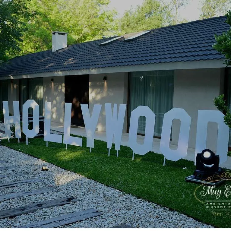 GRAN CARTEL LETRAS   HOLLYWOOD -Alto 1mt  - Largo total  aprox 6 mt  (Acho c/letra 0.60 mt) ..
