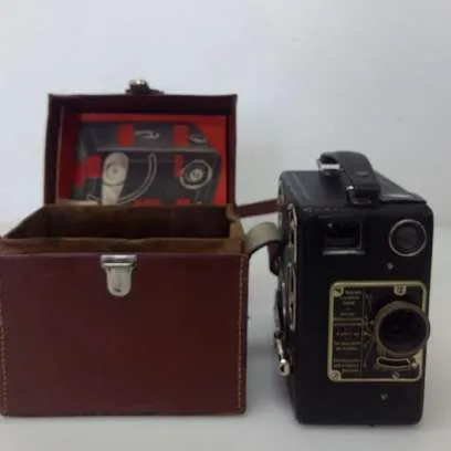 FILMADORA ANTIGUA  ALEMANA  SIEMENS CON ESTUCHE  MARRÓN