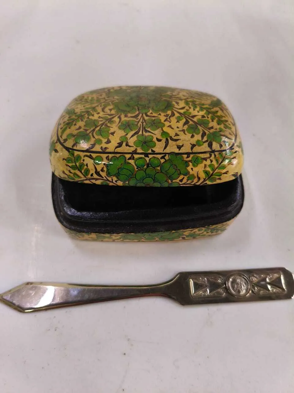 CAJA  DE MADERA  FILIGRANADO CON VERDE  RECTANGULAR "CMFV"  Medida: 11 x 8 cm Alto 4 cm 