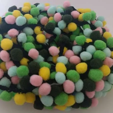 GUIRNALDA DE POMPONES COLORES COMBINADOS CON NEGRO