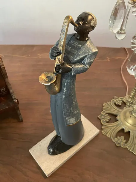 FIGURA "JAZZ" HOMBRE NEGRO CON SAXO