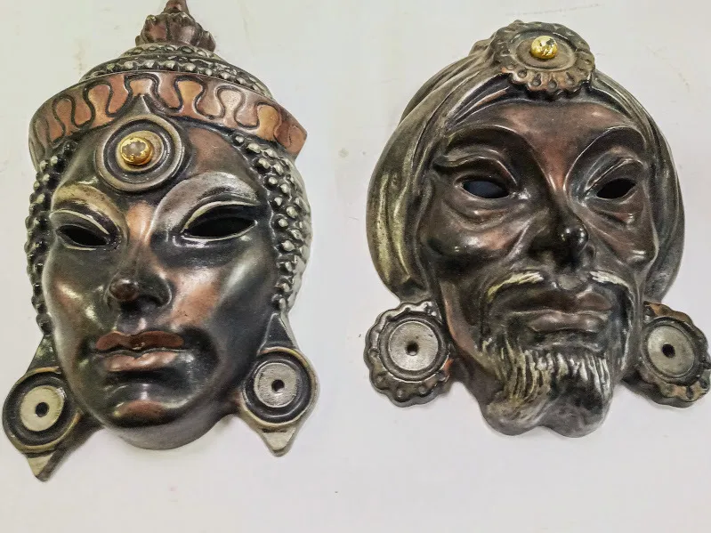  MASCARAS ETNICAS  CERAMICA  NEGRA FEM Y MASC.  25 ALT X 18 CM ANCHO