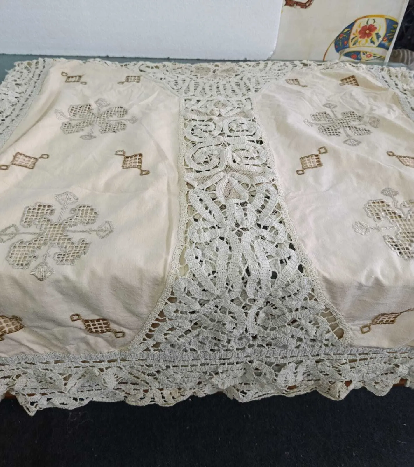 MANTEL  ANTIGUO  CON  PUNTILLA A CROCHET  Med: 2 X 1 MT