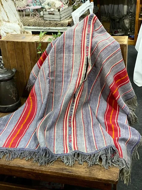 ANTIGUO PONCHO EN TONOS AZULINO CON RAYAS ROJAS  - COD PO 02