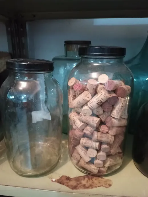 FRASCO GRANDE CON CORCHOS  TAPA NEGRA