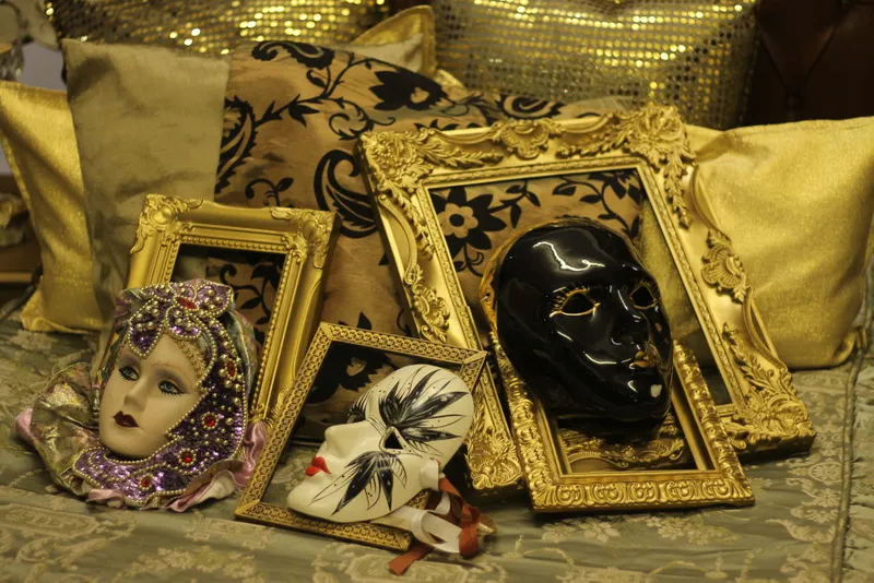 MASCARA NEGRA DE PORCELANA  15 X 23 ALT  